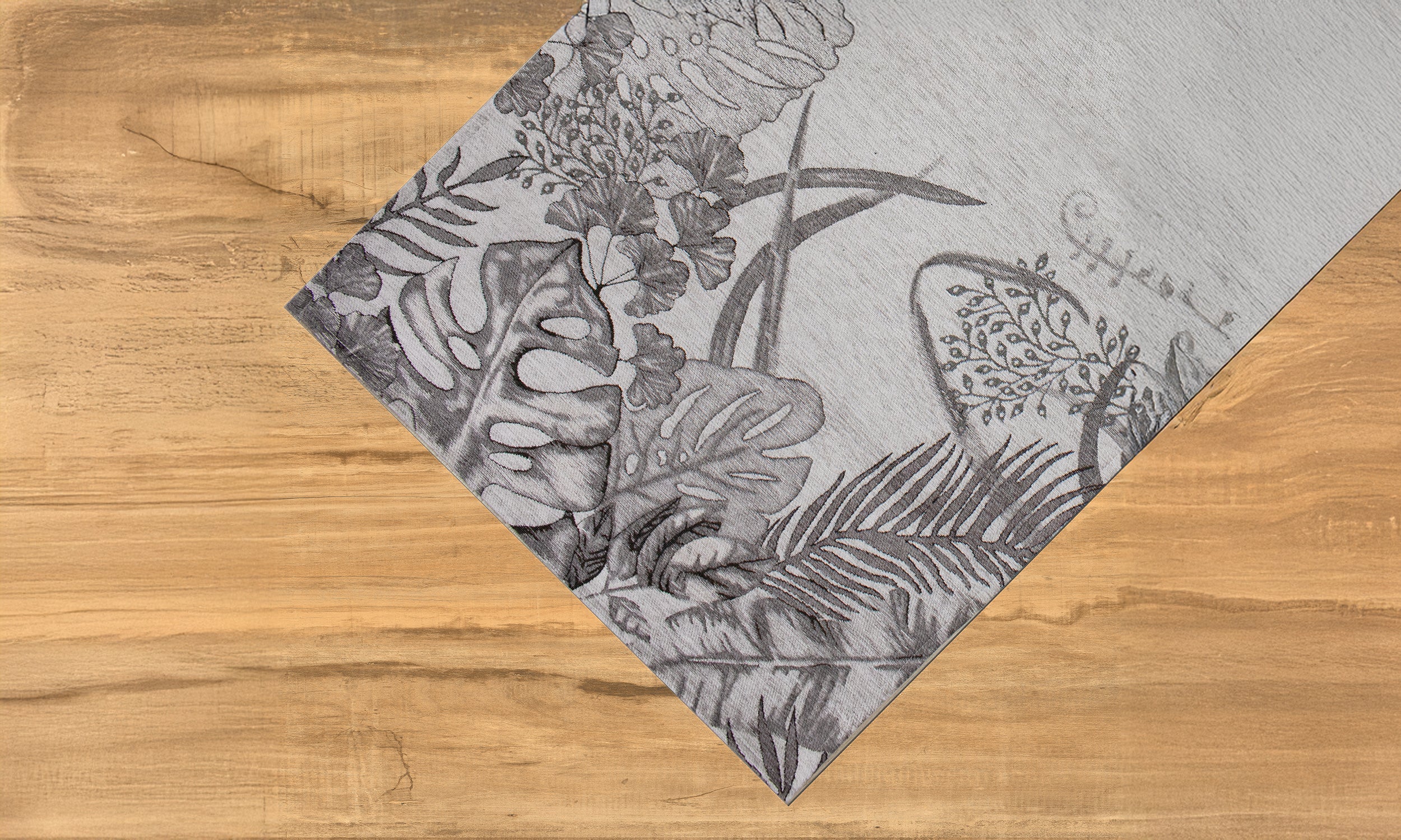 Tappeto arredo grigio perla 65x115 cm, design moderno con motivo floreale, ideale per qualsiasi stanza.