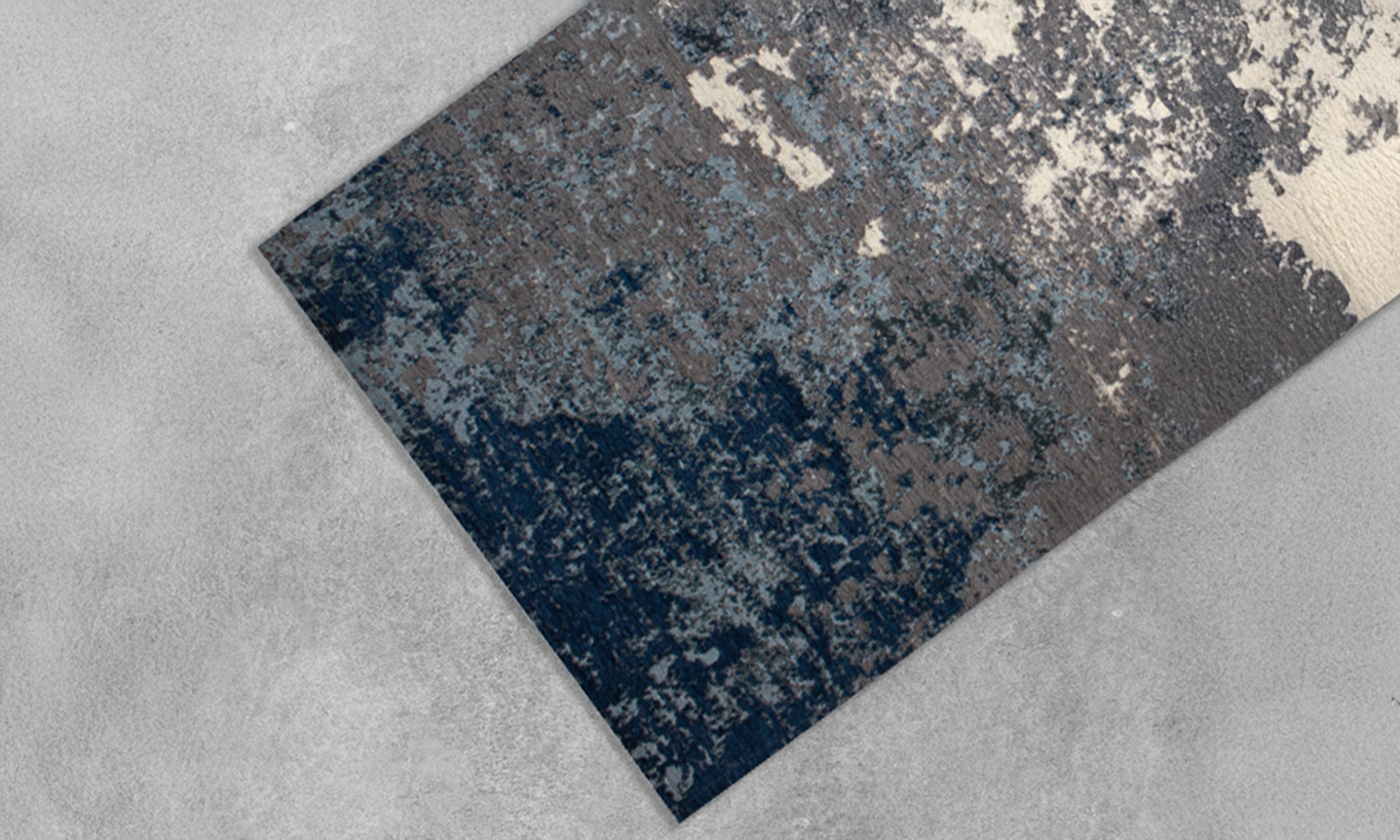 Tappeto arredamento blu indaco con texture cemento, ideale per ambienti contemporanei e minimalisti.