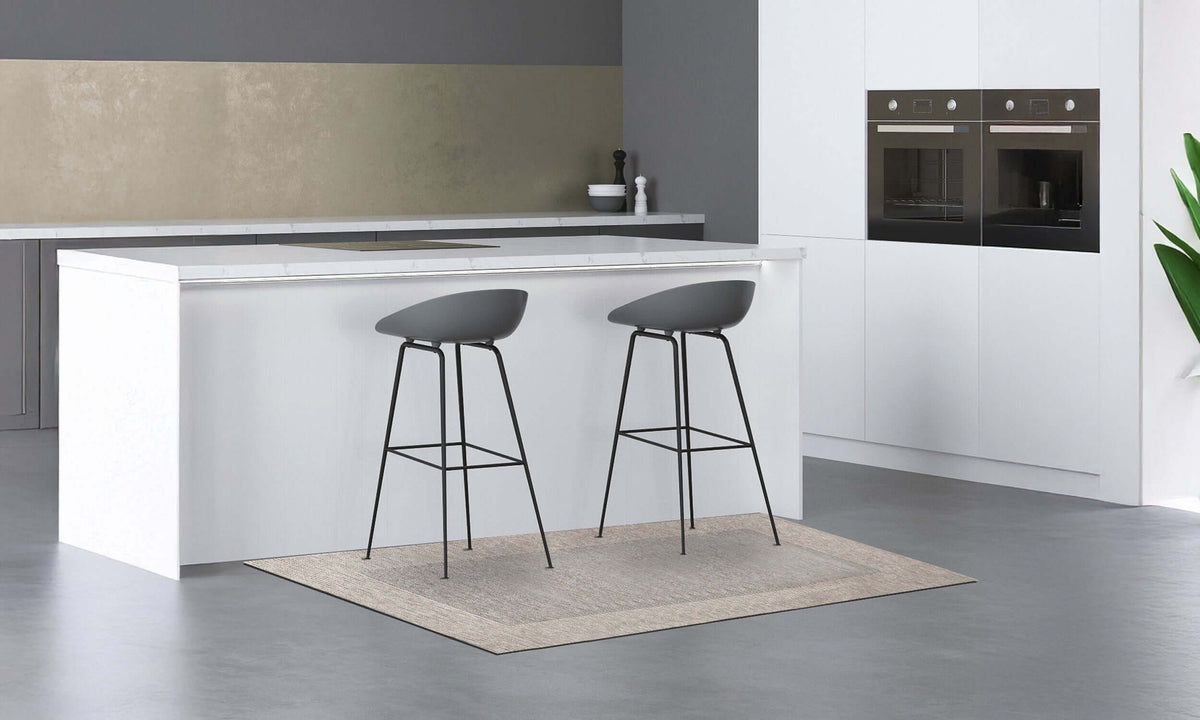 TAPPETO DA CUCINA DIS.RIGHE VISONE 57X280 CM CON ANTISCIVOLO sotto un'isola moderna con sgabelli grigi.