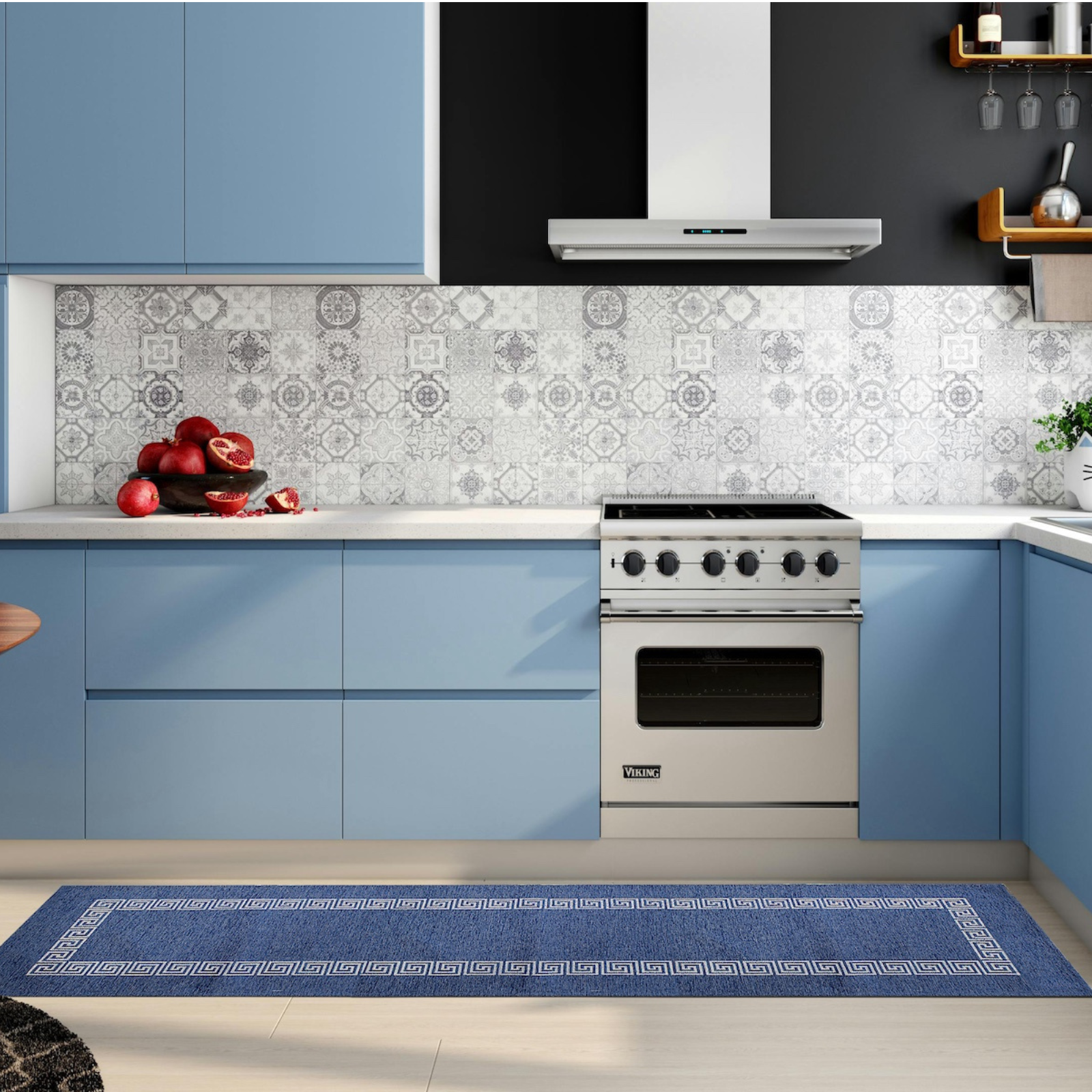 TAPPETO DA CUCINA DIS. CIPRO ANTISCIVOLO in una moderna cucina con armadietti blu e piano cottura in acciaio.