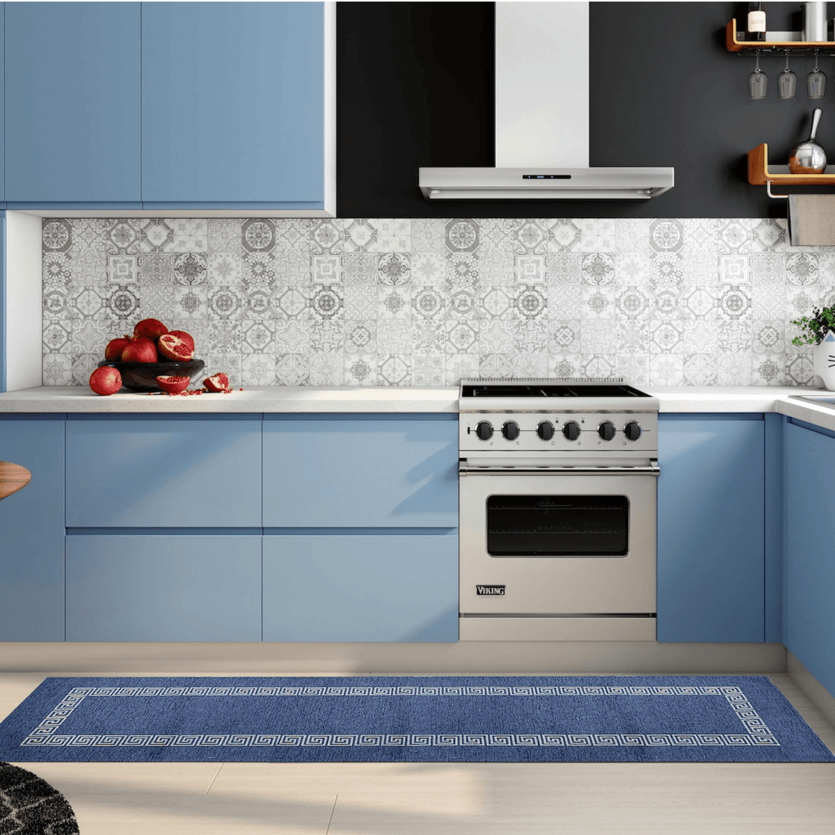 TAPPETO DA CUCINA DIS. CIPRO ANTISCIVOLO in una moderna cucina con armadietti blu e piano cottura in acciaio.