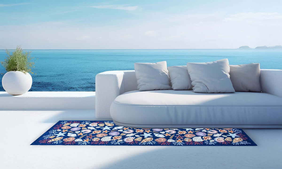 Tappeto da cucina disegno conchiglie su veranda con vista mare, morbido e antiscivolo.
