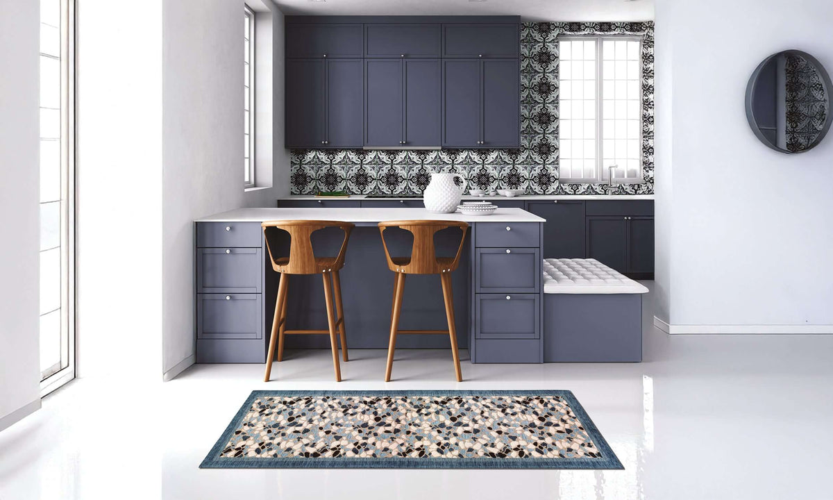 Tappeto da cucina moderno con design colorato e antiscivolo, posizionato in una cucina elegante e luminosa.