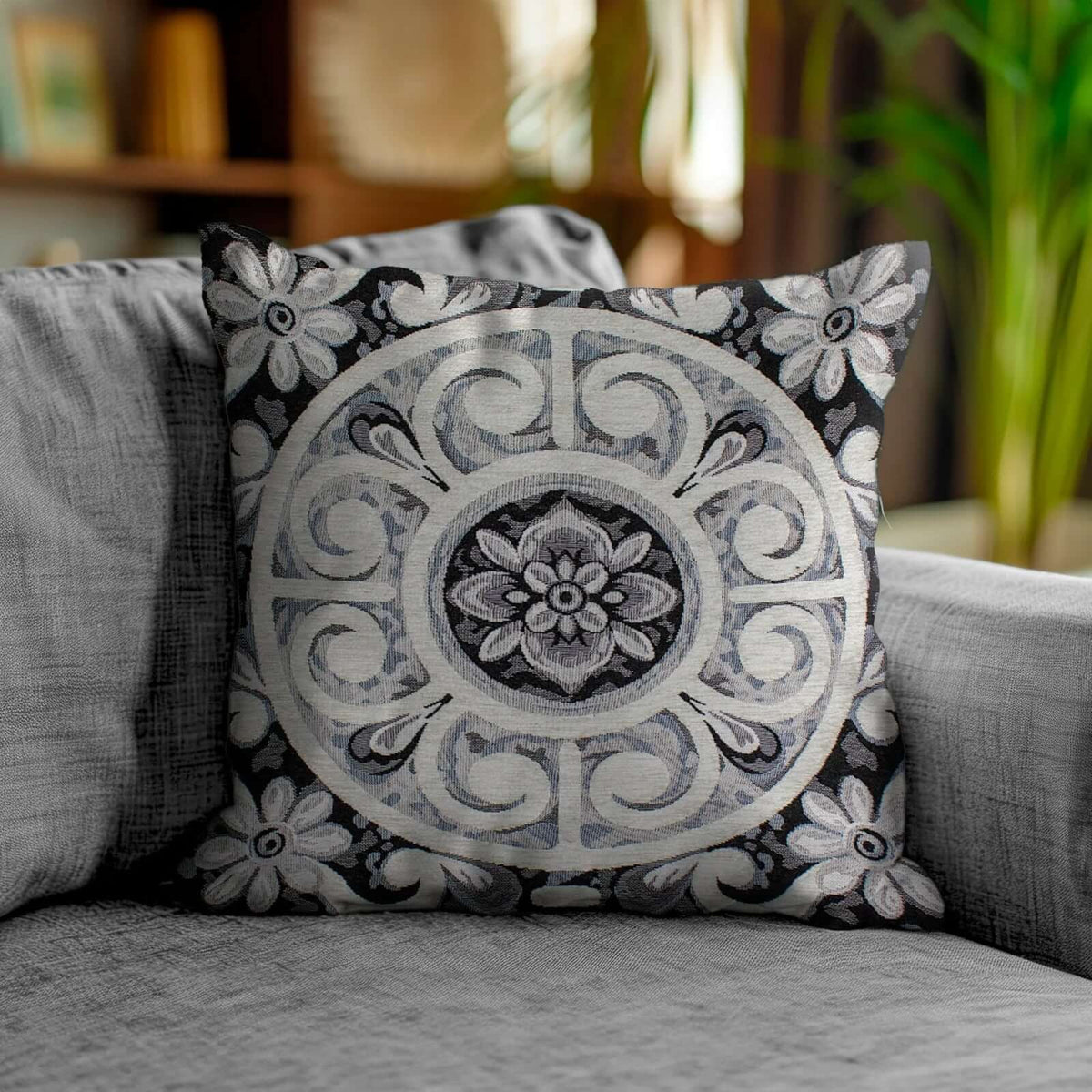 COPPIA CUSCINI ARREDO JACQUARD SFODERABILI ANDALUSIA su un divano, cuscino in jacquard decorativo con design floreale.