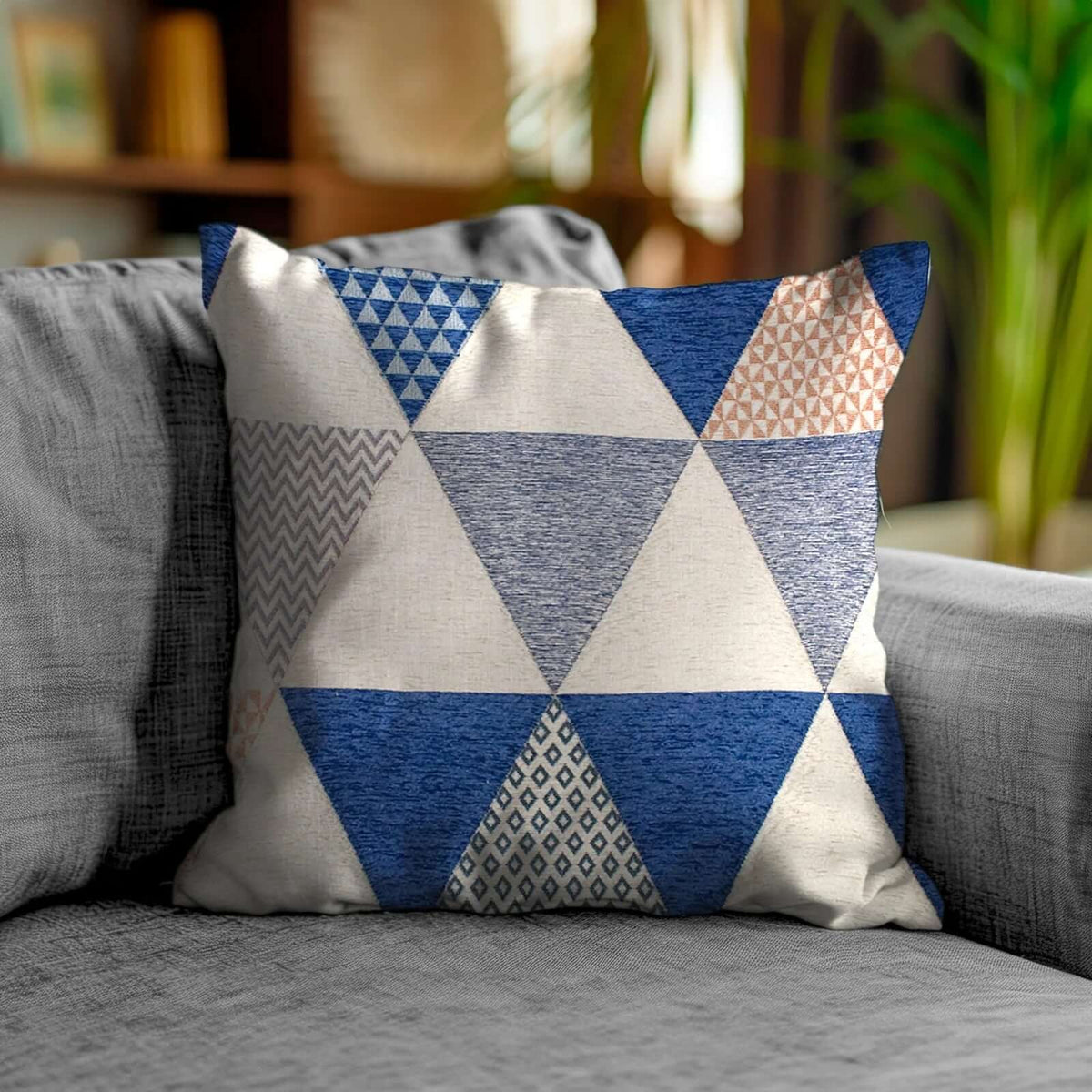 COPPIA CUSCINI ARREDO JACQUARD SFODERABILI TRIANGOLI su un divano, decorati con triangoli colorati