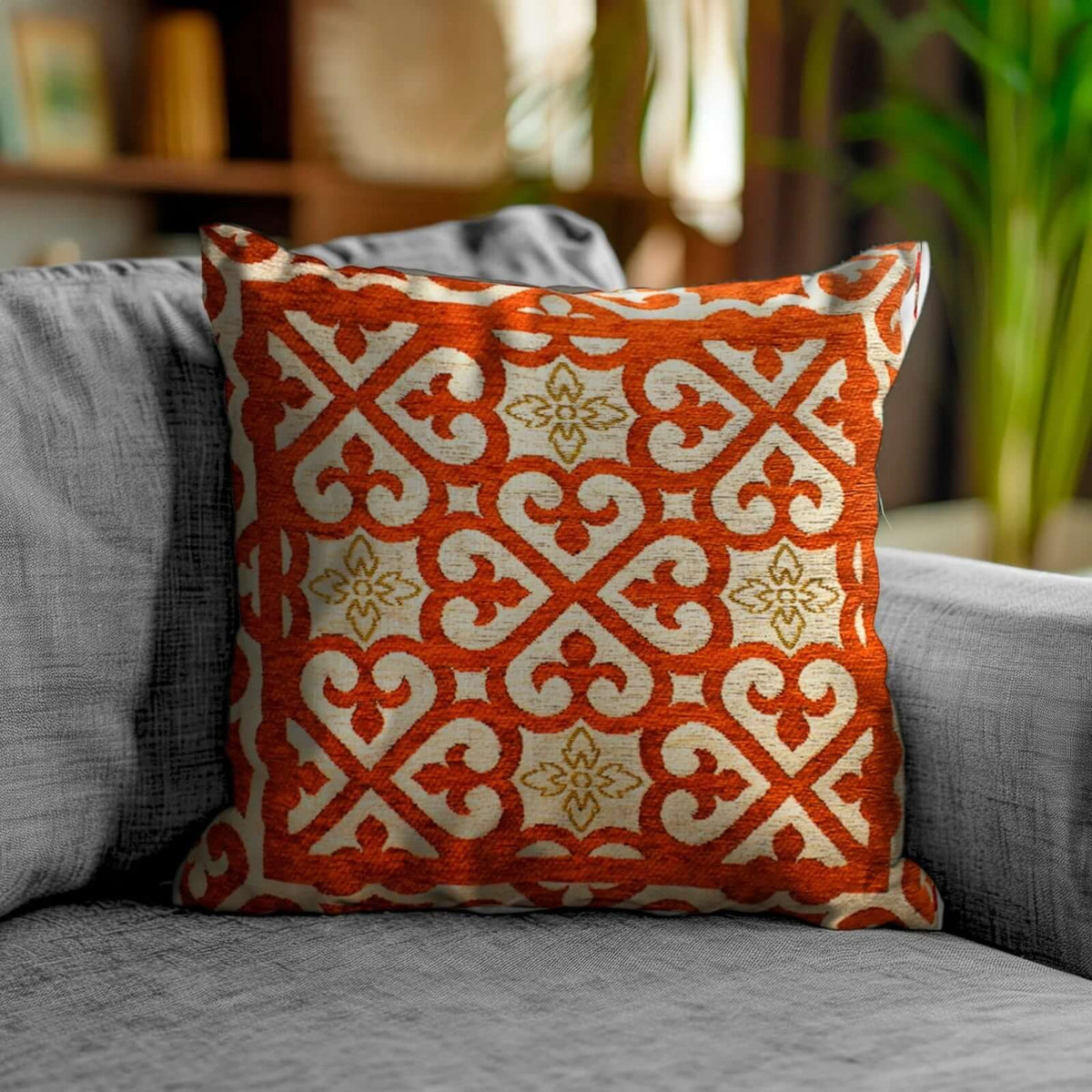 COPPIA CUSCINI ARREDO JACQUARD SFODERABILI ARABIC con motivo decorativo su un divano moderno.