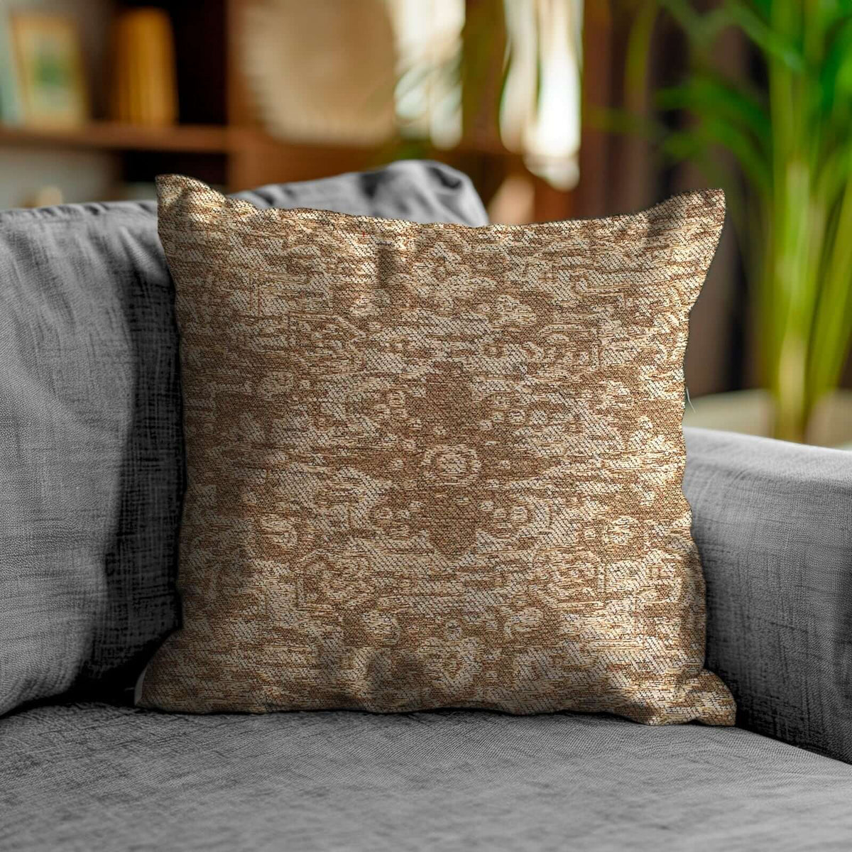 COPPIA CUSCINI ARREDO JACQUARD SFODERABILI ANTICATO su un divano grigio, perfetti per decorare e aggiungere stile alla casa.