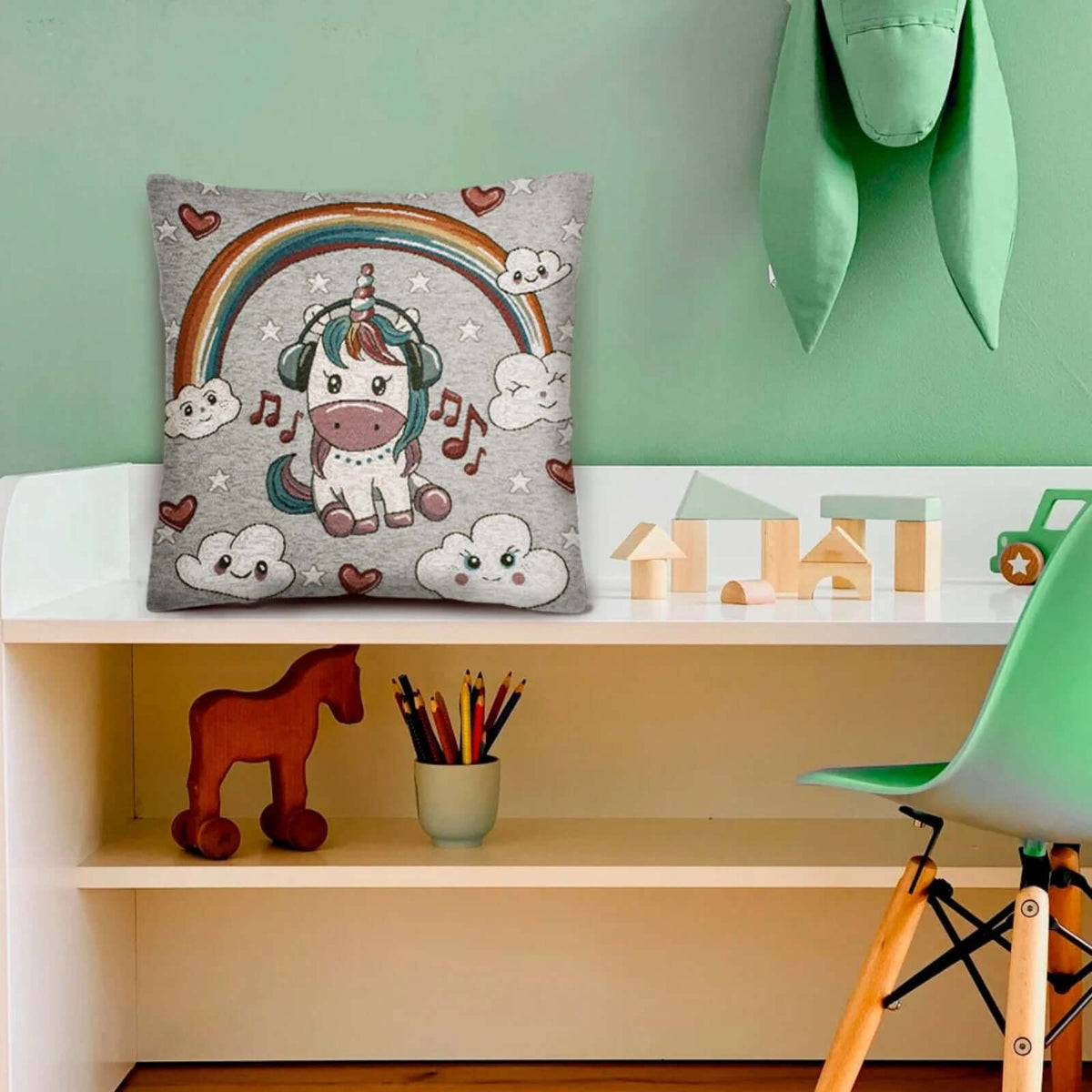 COPPIA CUSCINI ARREDO JACQUARD SFODERABILI UNICORNI cuscino decorativo con un unicorno colorato su uno sfondo grigio.