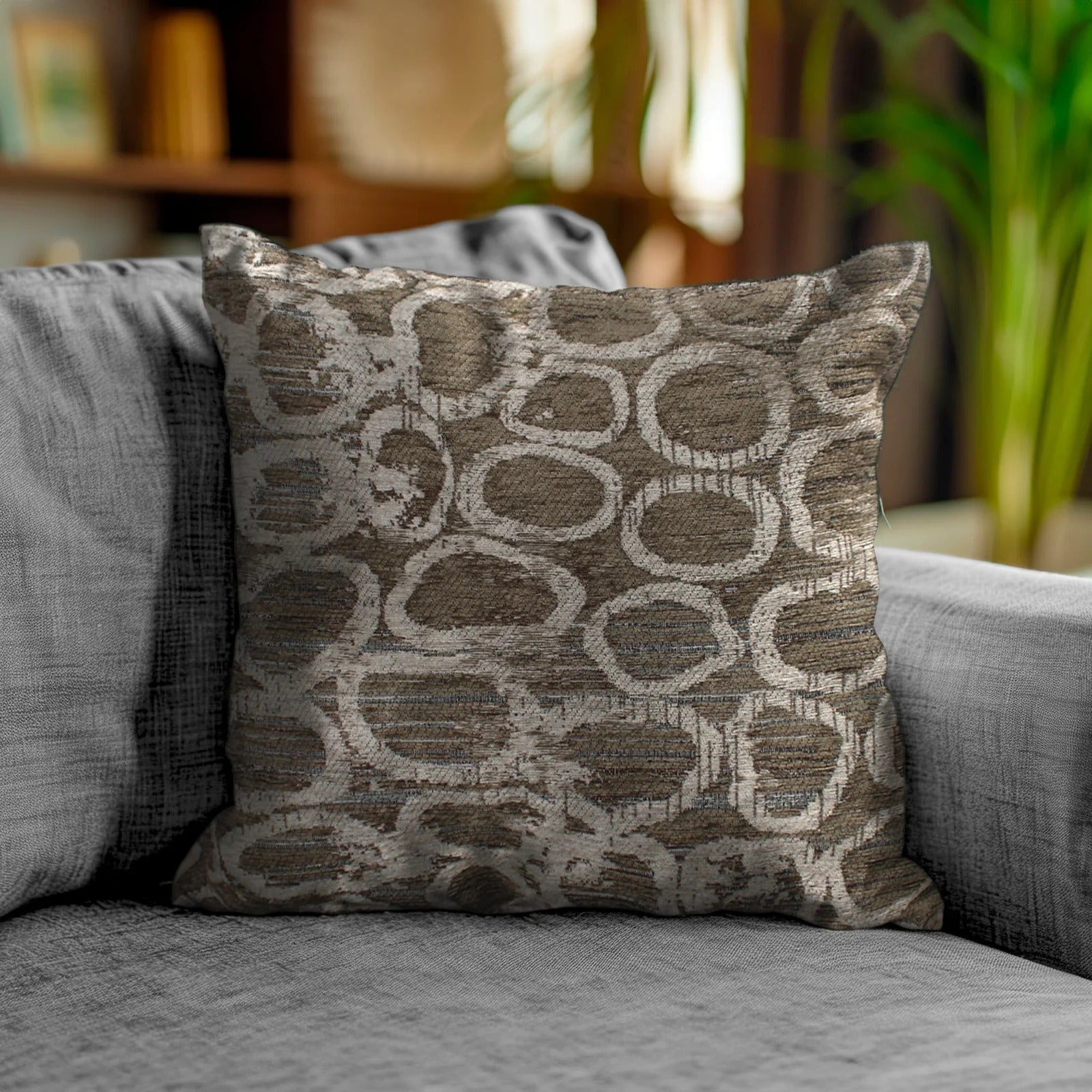 COPPIA CUSCINI ARREDO JACQUARD SFODERABILI ESOPO su divano in tessuto grigio, design elegante e moderno.