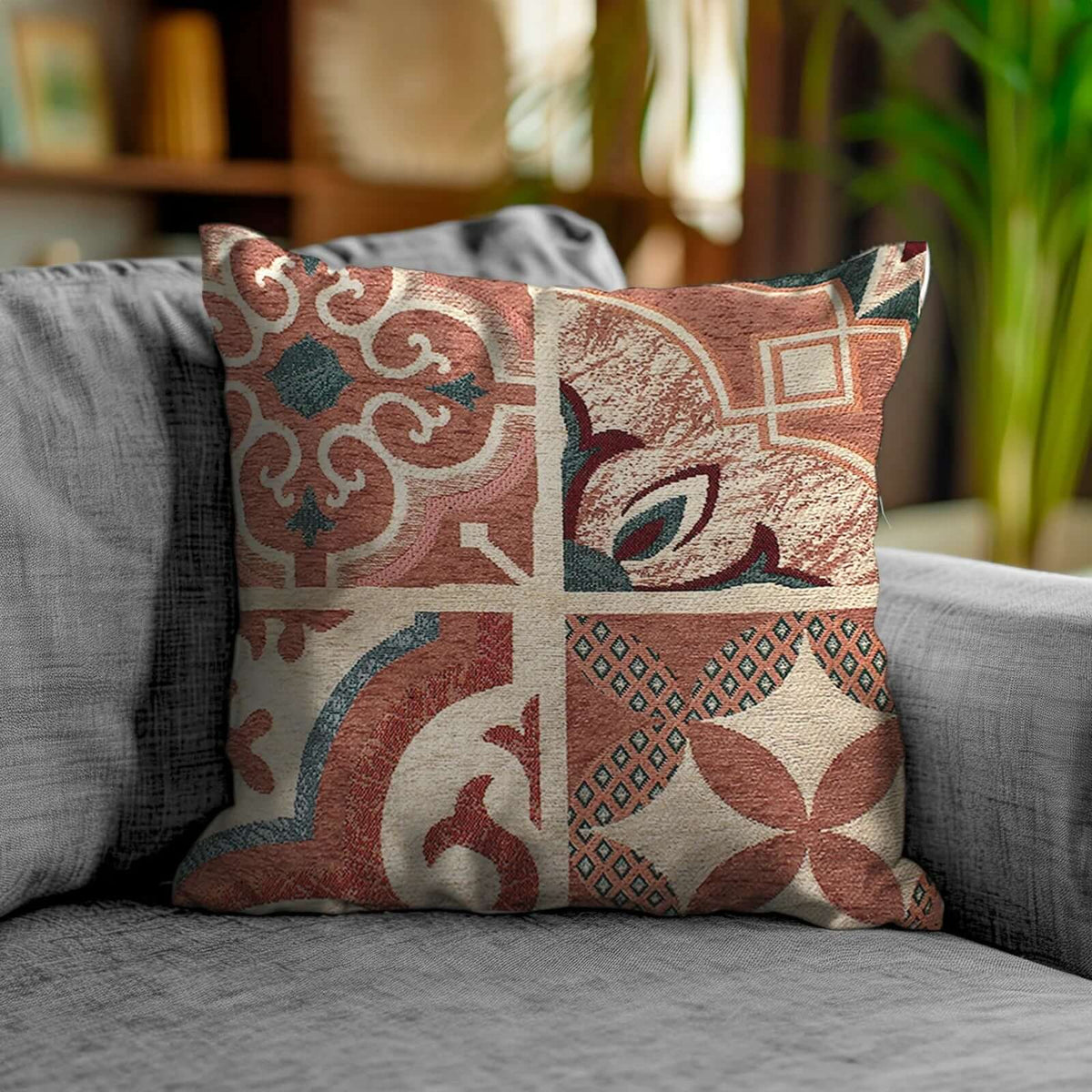 COPPIA CUSCINI ARREDO JACQUARD SFODERABILI MAIOLICHE su un divano grigio, decorato con motivi colorati.