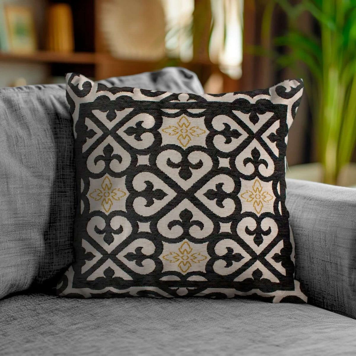 COPPIA CUSCINI ARREDO JACQUARD SFODERABILI ARABIC su un divano elegante con design decorativo.