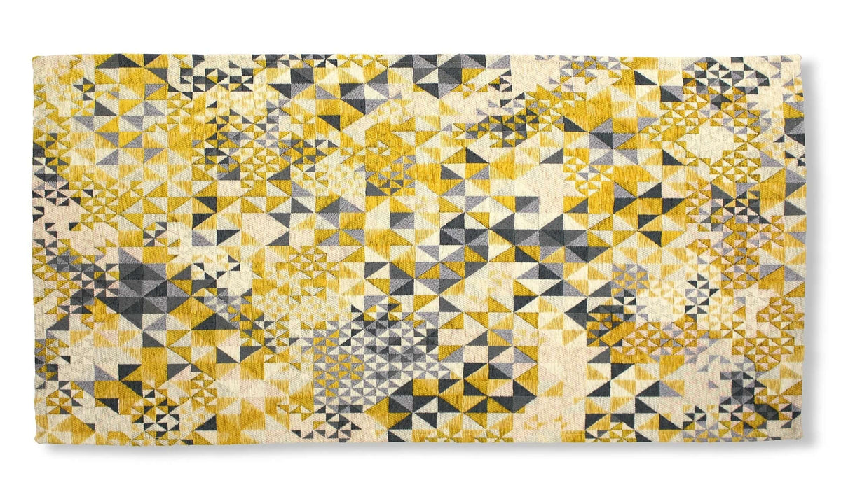 TAPPETO ARREDO DIS.CATULLO CON ANTISCIVOLO con design geometrico in giallo, grigio e beige.