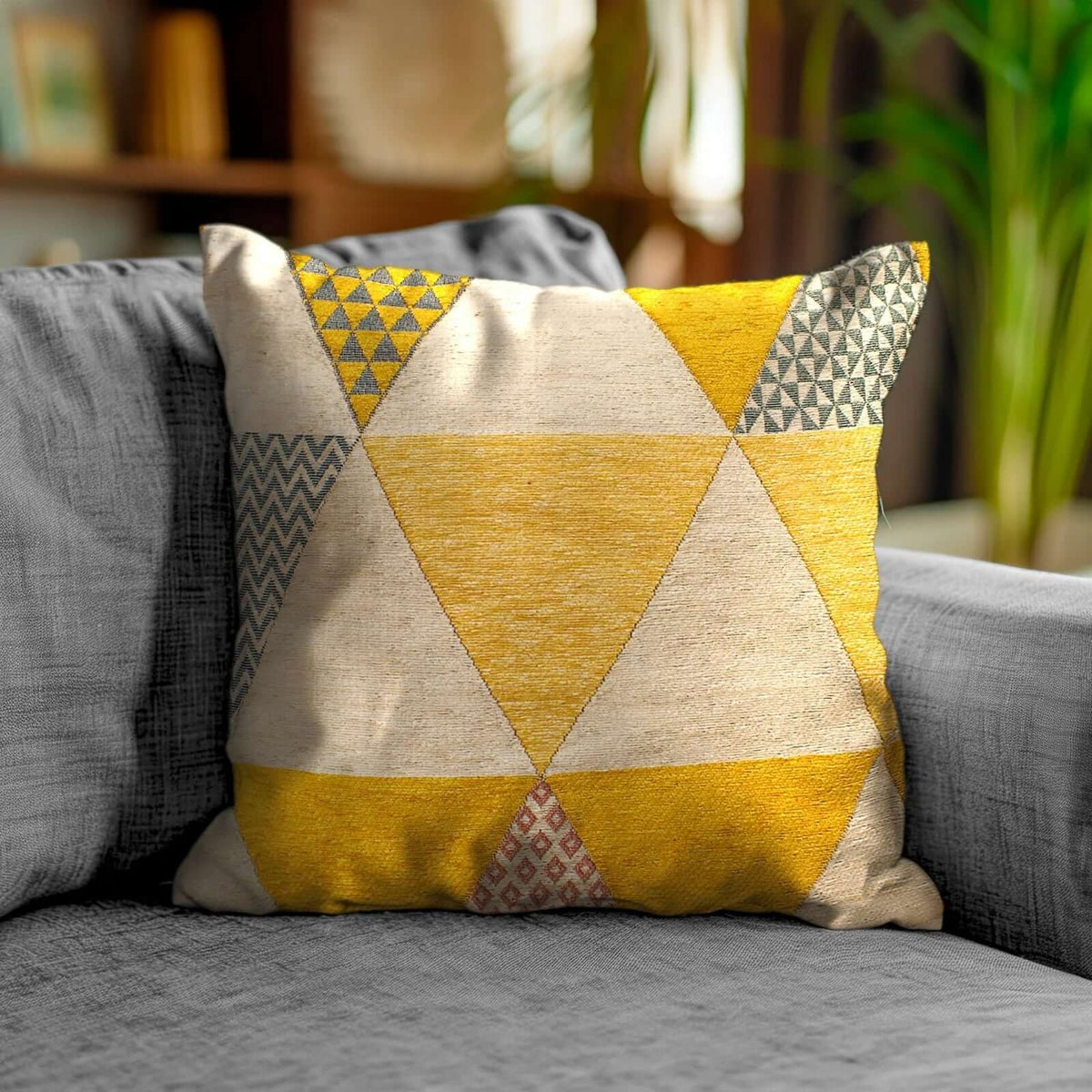 COPPIA CUSCINI ARREDO JACQUARD SFODERABILI TRIANGOLI con design geometrico in tonalità gialle e grigie.