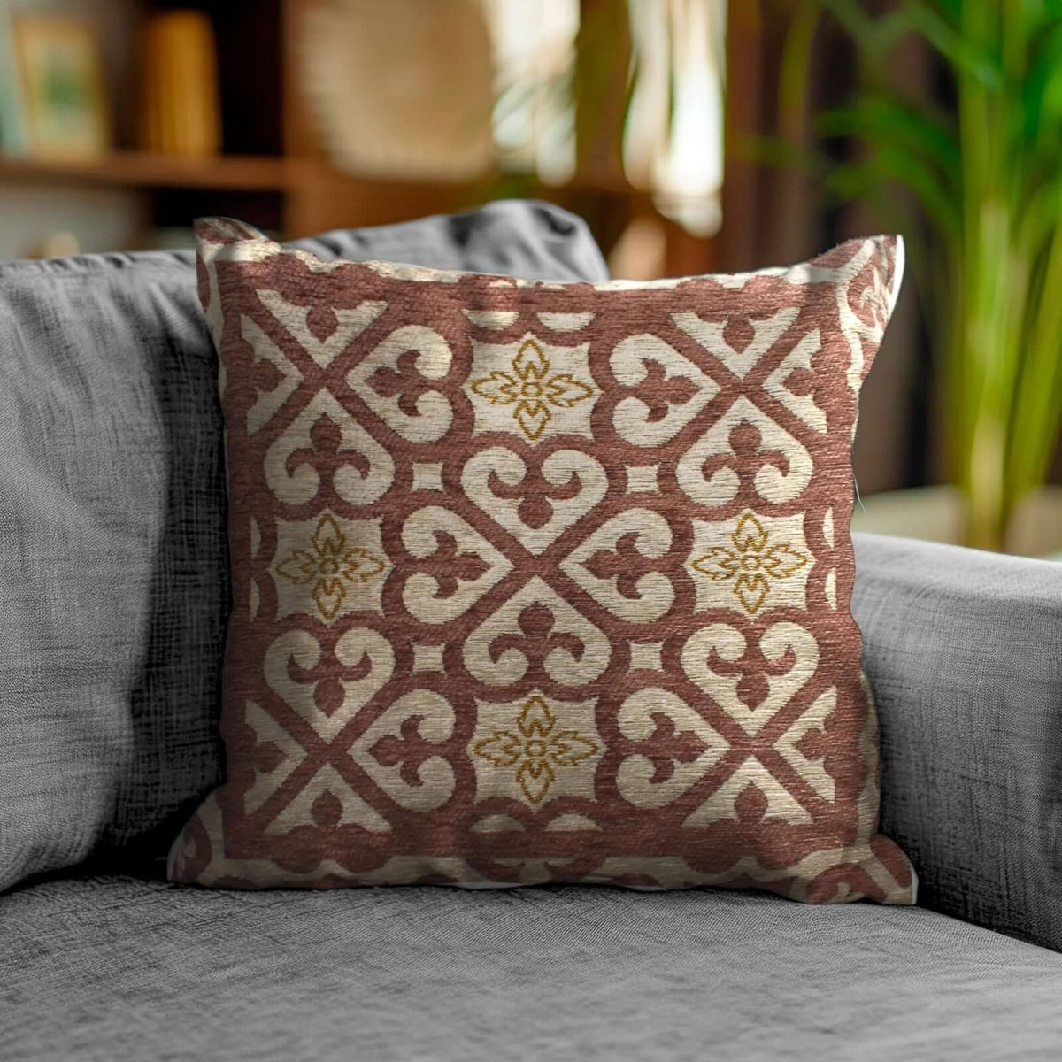COPPIA CUSCINI ARREDO JACQUARD SFODERABILI ARABIC su un divano, cuscino decorativo in Jacquard colorato.