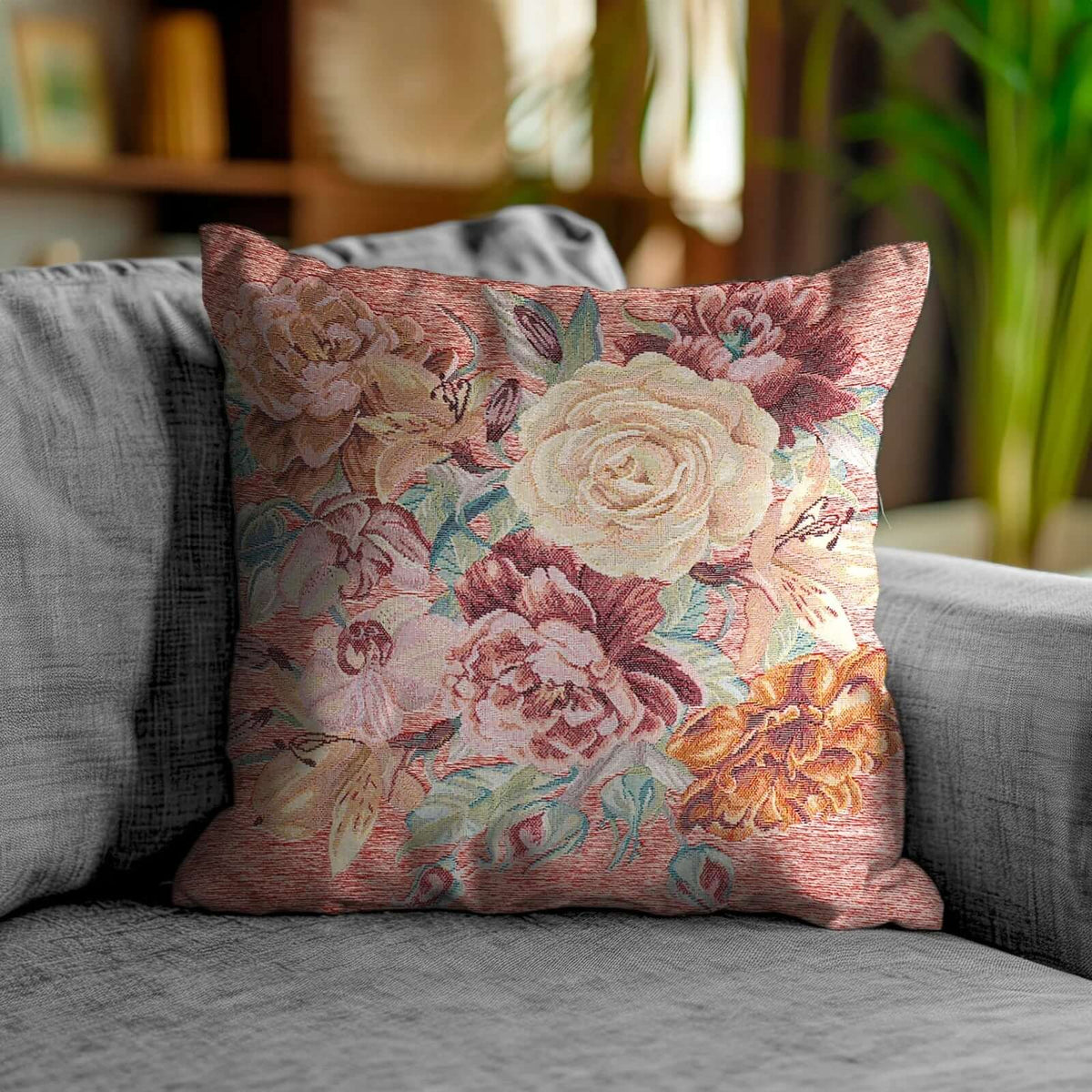 COPPIA CUSCINI ARREDO JACQUARD SFODERABILI ROSES con motivi floreali su un divano elegante.