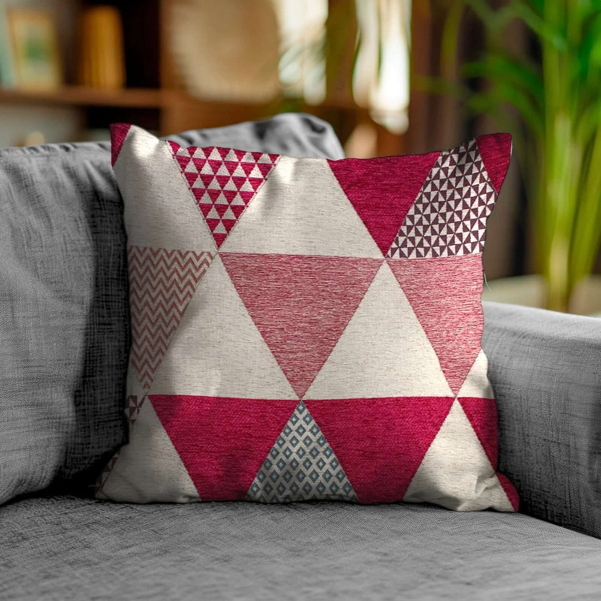 COPPIA CUSCINI ARREDO JACQUARD SFODERABILI TRIANGOLI in tessuto con design a triangoli colorati.