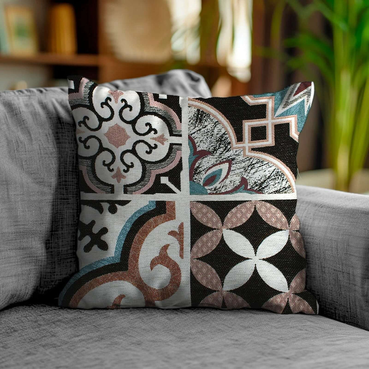 COPPIA CUSCINI ARREDO JACQUARD SFODERABILI MAIOLICHE su divano in tessuto, decorati con motivi geometrici.