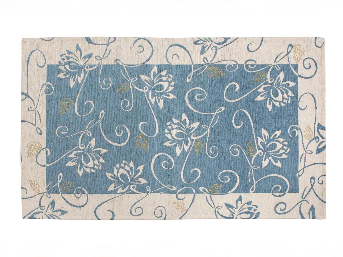 TAPPETO ARREDO DIS.NINFEA CON ANTISCIVOLO con decorazioni floreali su sfondo blu e bordi chiari, morbido e resistente.