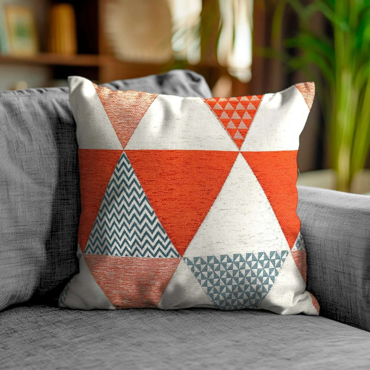 COPPIA CUSCINI ARREDO JACQUARD SFODERABILI TRIANGOLI con design geometrico in arancione e blu.