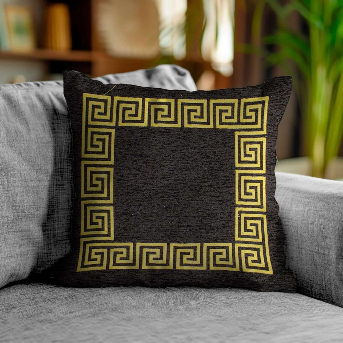 COPPIA CUSCINI ARREDO JACQUARD SFODERABILI ATENE cuscino decorativo con motivo greco su una sedia grigia