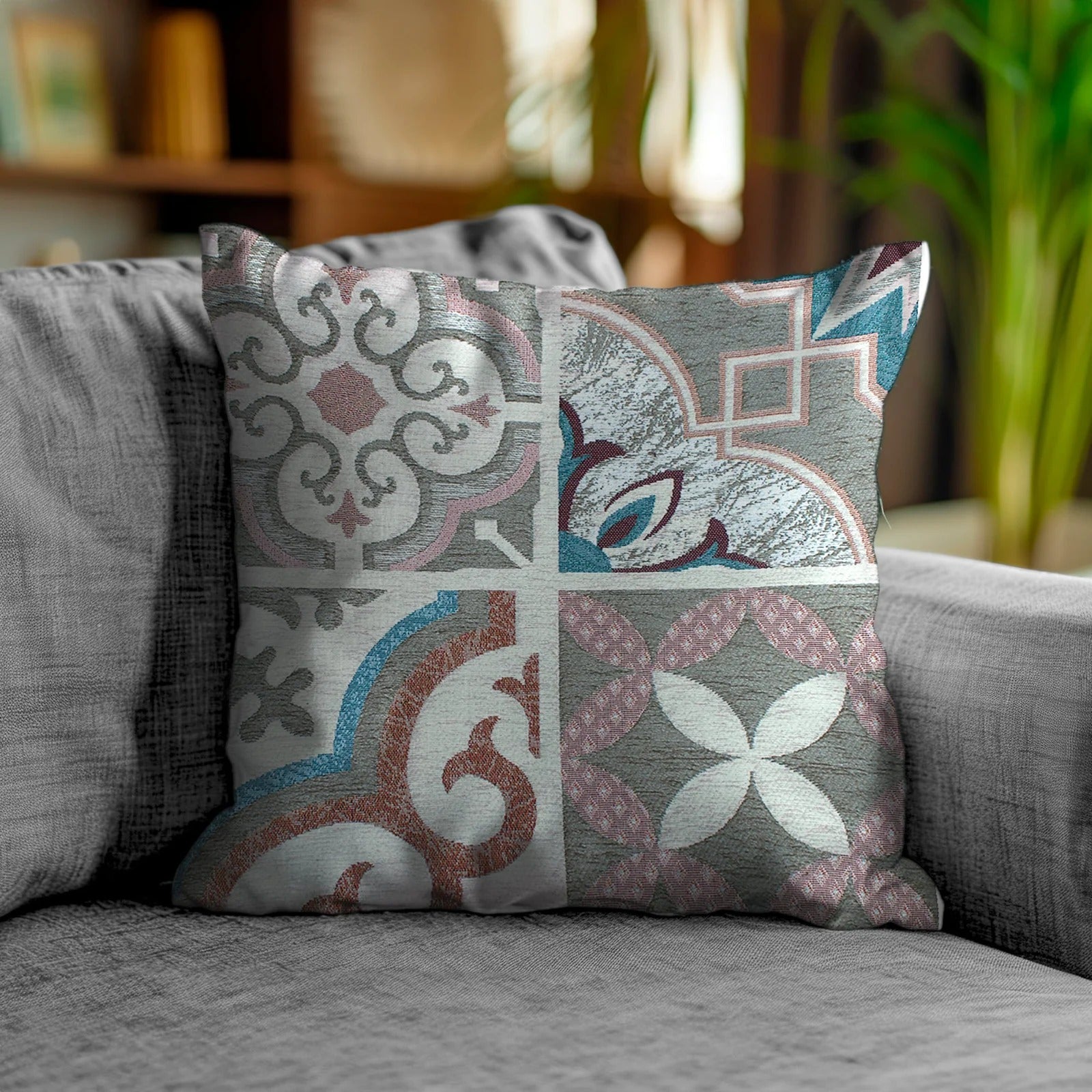 COPPIA CUSCINI ARREDO JACQUARD SFODERABILI MAIOLICHE su un divano, con motivi decorativi colorati.
