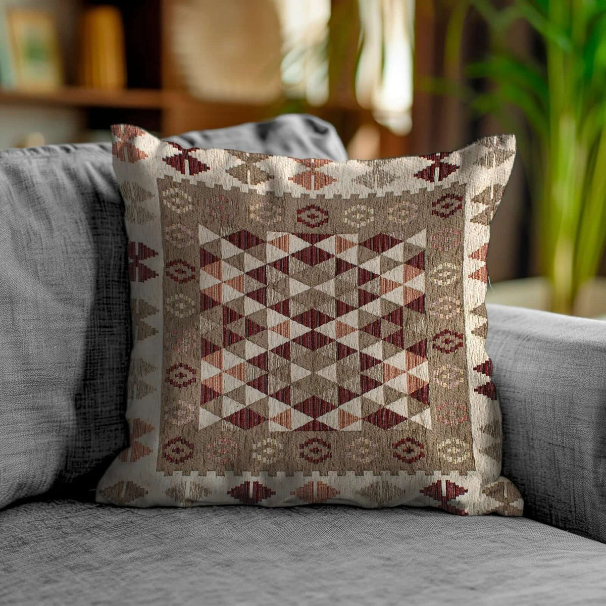 COPPIA CUSCINI ARREDO JACQUARD SFODERABILI KILIM su un divano, ideale per decorare il living e la camera.