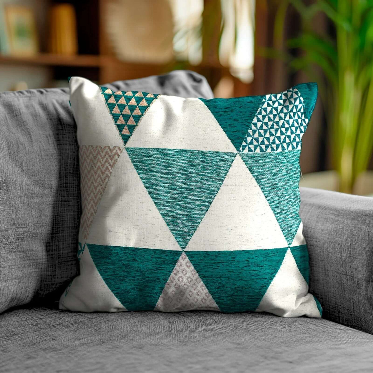 Coppia cuscini arredo jacquard sfoderabili triangoli su divano, con design geometrico in tonalità verde e bianco.