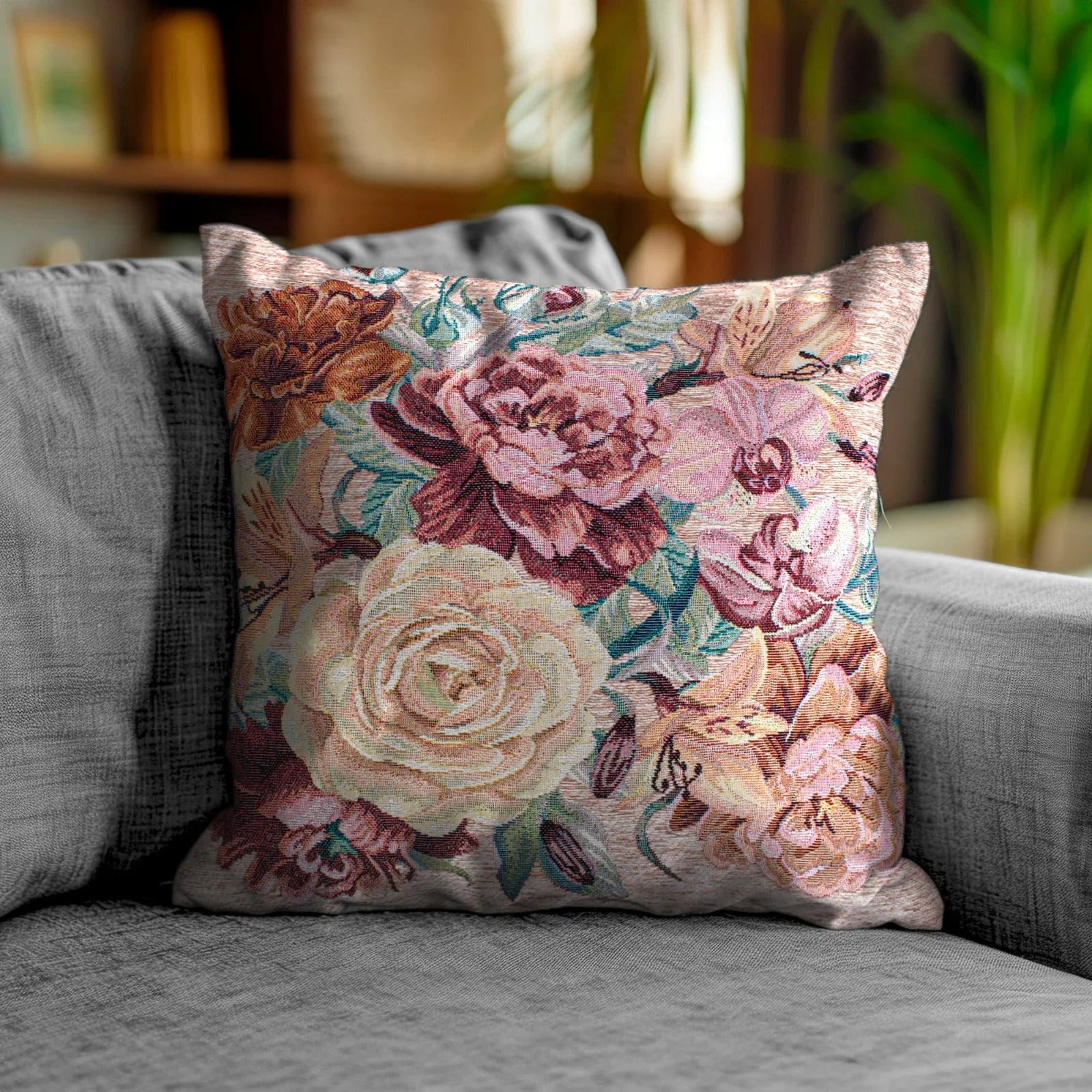COPPIA CUSCINI ARREDO JACQUARD SFODERABILI ROSES su un divano, cuscino decorativo in jacquard con motivi floreali.