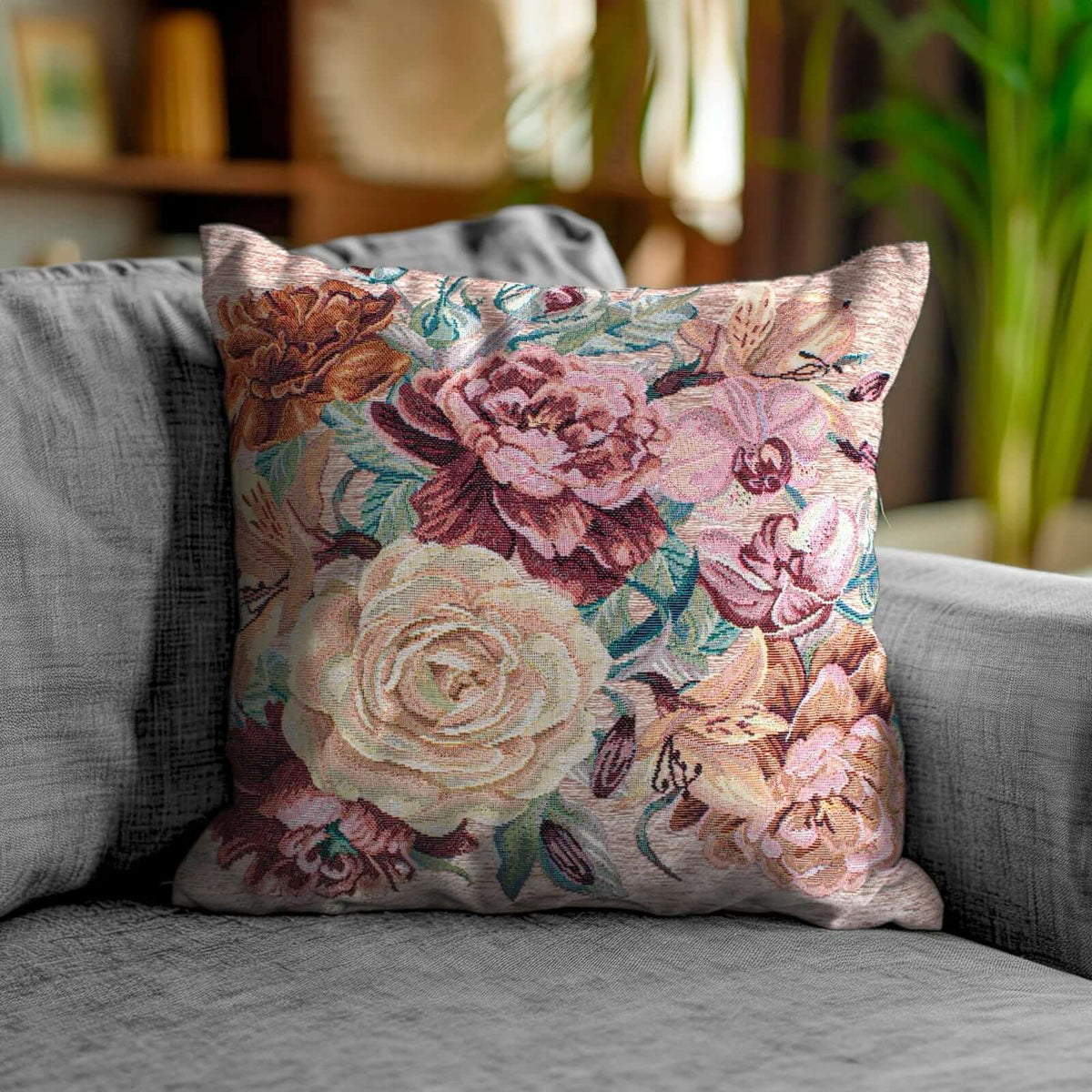 COPPIA CUSCINI ARREDO JACQUARD SFODERABILI ROSES su un divano, cuscino decorativo in jacquard con motivi floreali.
