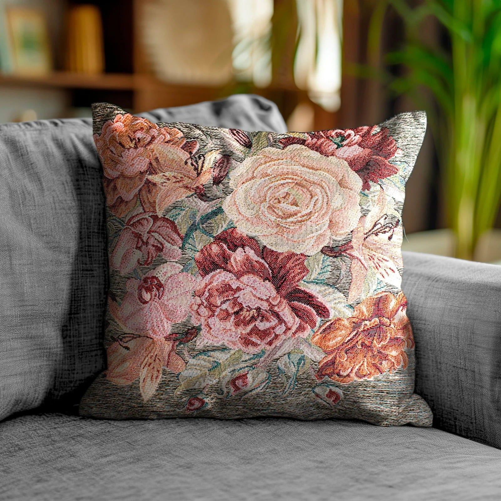 COPPIA CUSCINI ARREDO JACQUARD SFODERABILI ROSES su divano con disegno floreale.