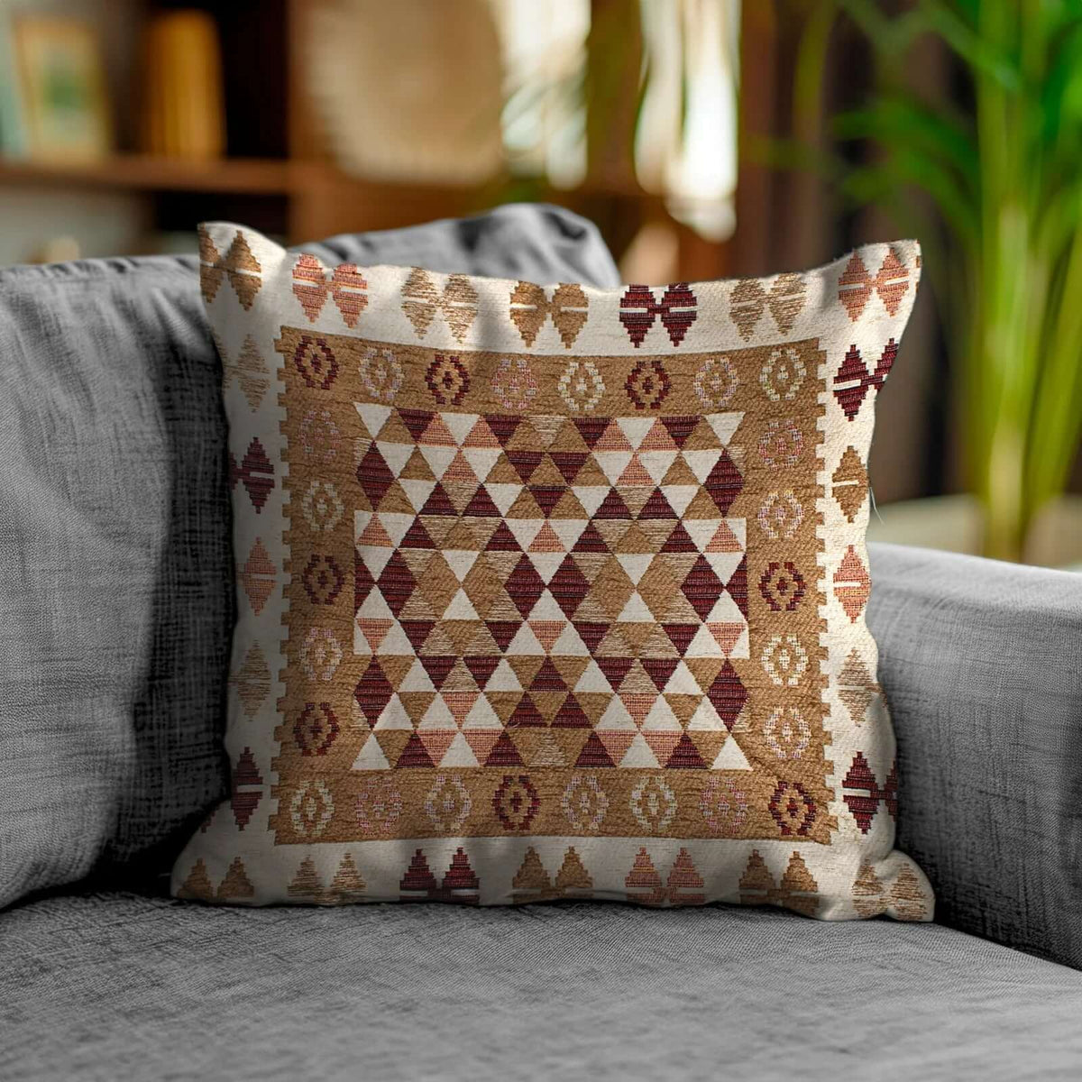 COPPIA CUSCINI ARREDO JACQUARD SFODERABILI KILIM su un divano con un design elegante e colori vivaci.
