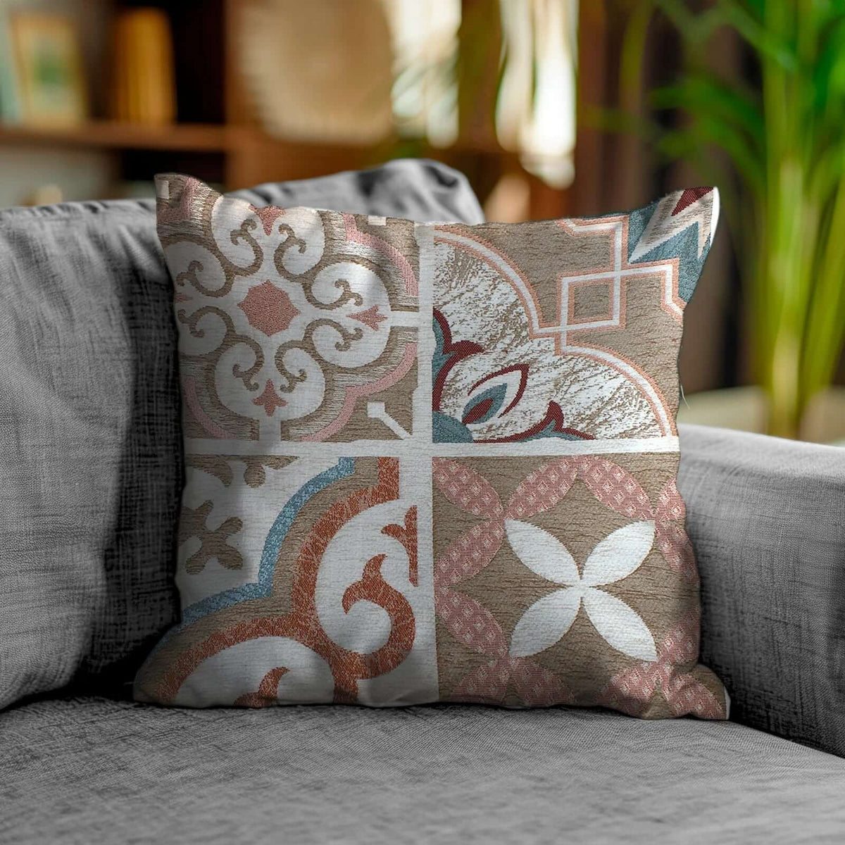 Coppia cuscini arredo jacquard sfoderabili maioliche con design decorativo su divano.