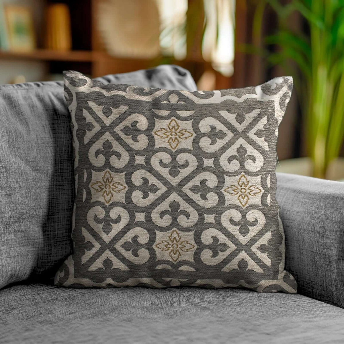 COPPIA CUSCINI ARREDO JACQUARD SFODERABILI ARABIC su divano grigio, design elegante e moderno.