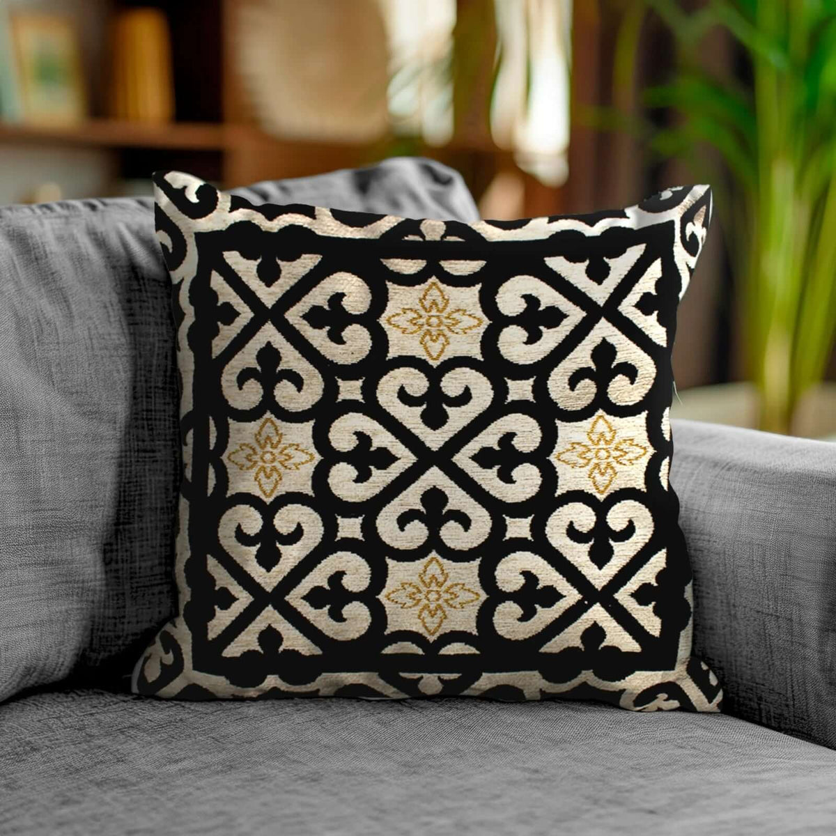 COPPIA CUSCINI ARREDO JACQUARD SFODERABILI ARABIC su divano con design elegante in black e gold.