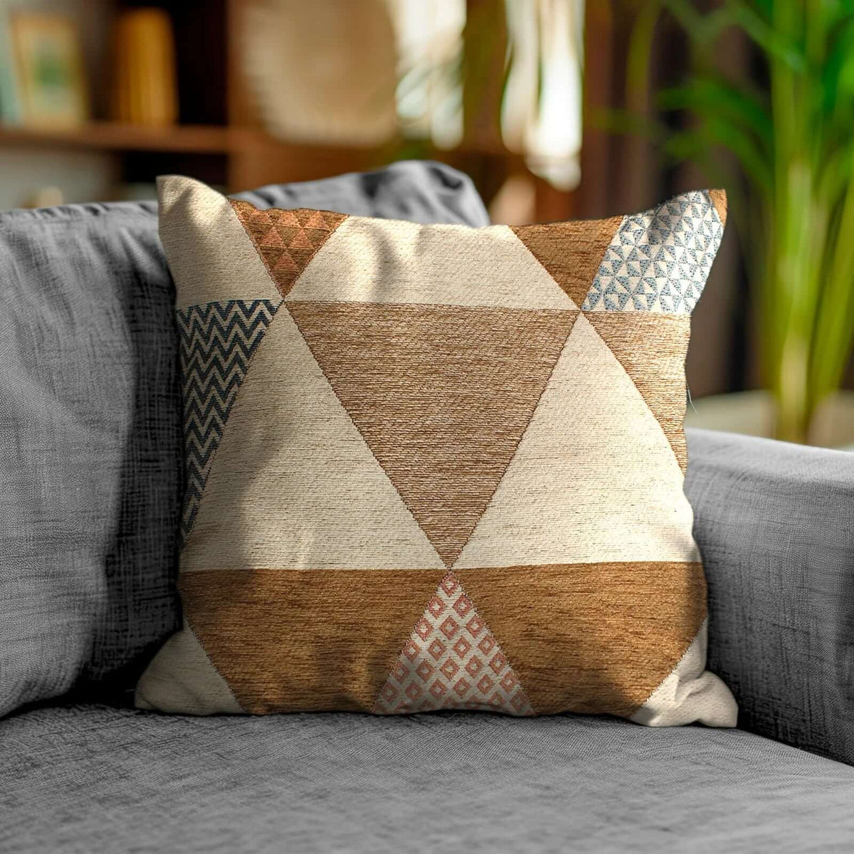 COPPIA CUSCINI ARREDO JACQUARD SFODERABILI TRIANGOLI su un divano con tessuti decorativi e moderni.