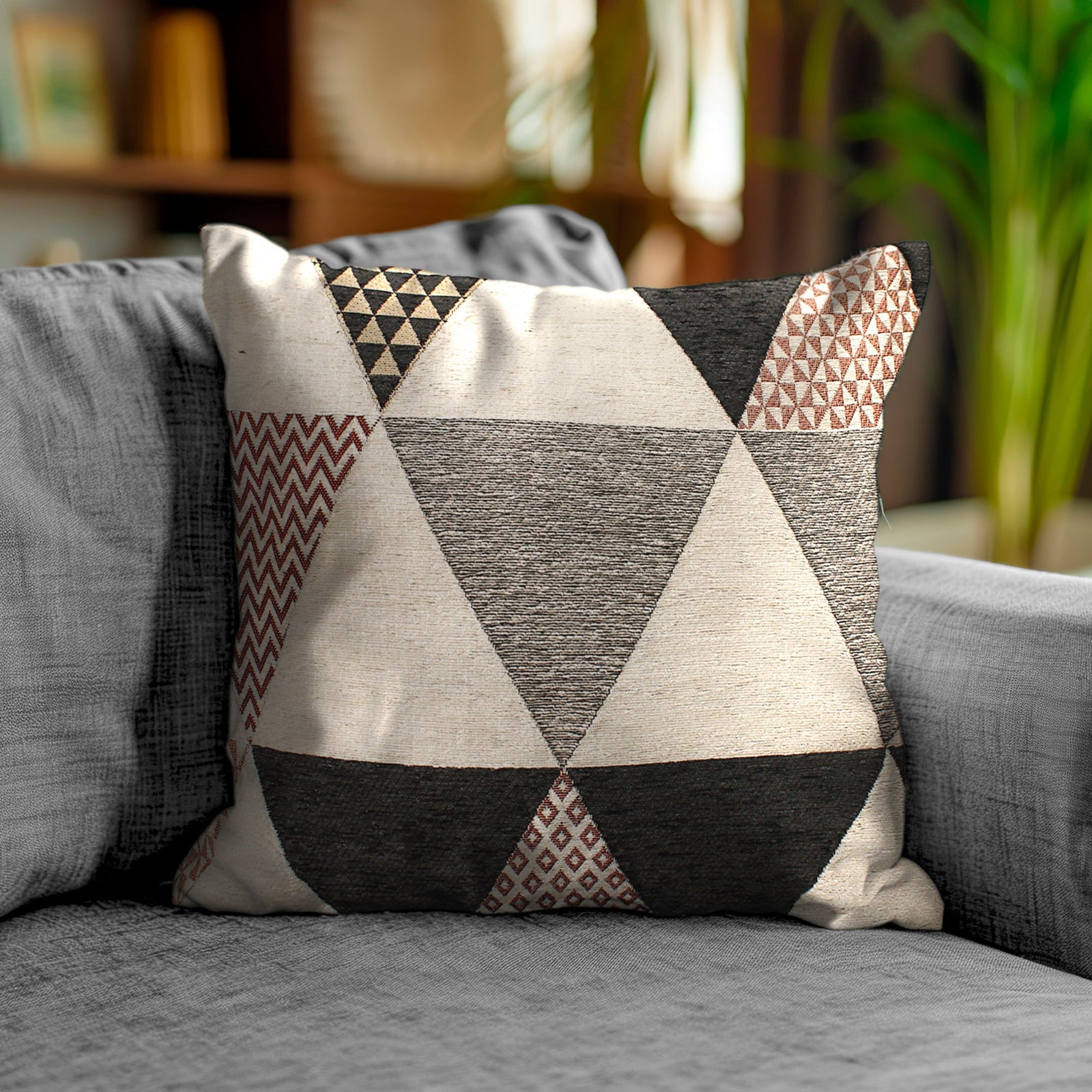 Cuscino decorativo in Jacquard sfoderabile con design geometrico a triangoli antracite, perfetto per l'arredo moderno.