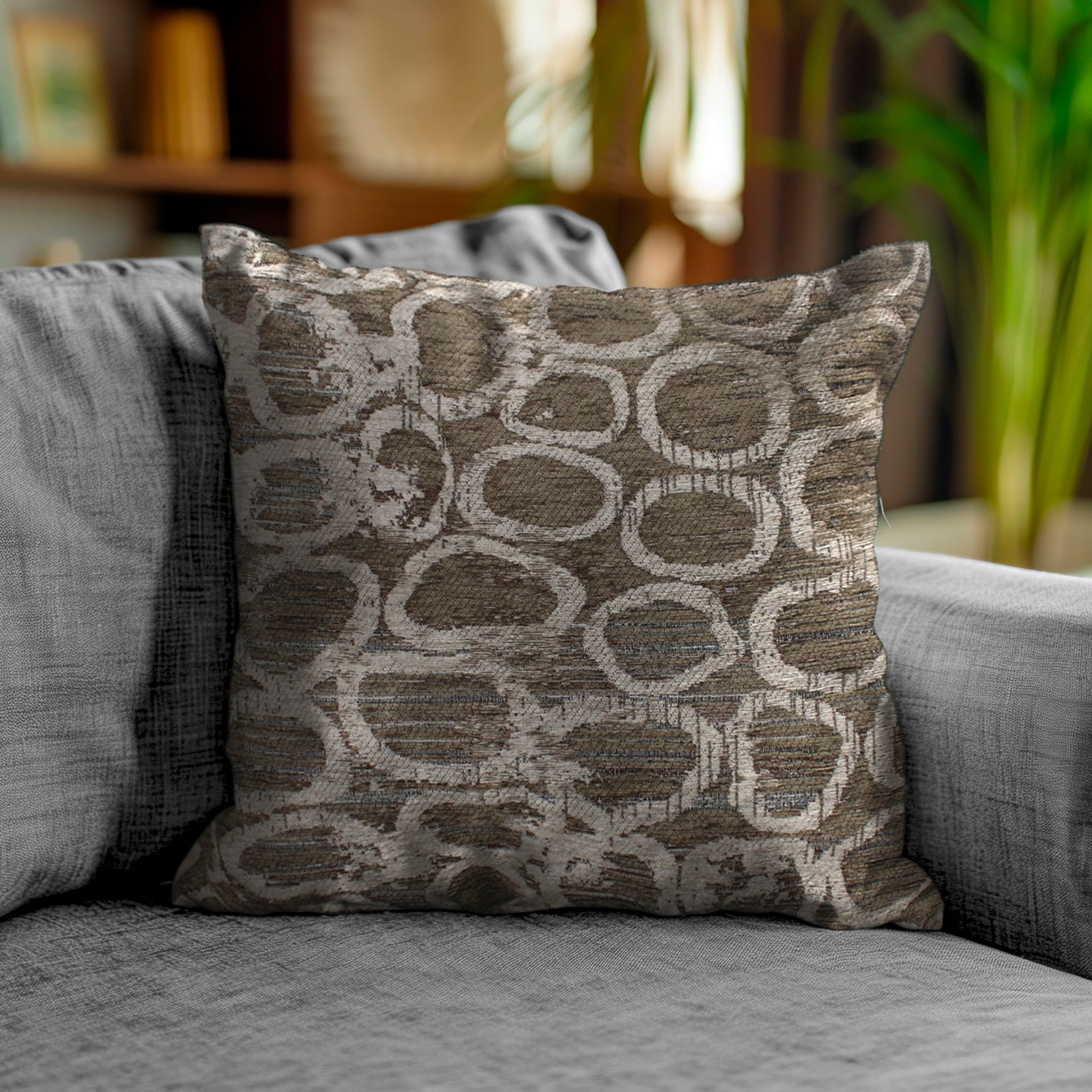Cuscino decorativo in tessuto jacquard con motivo ovali, perfetto per arredare il soggiorno o la camera.