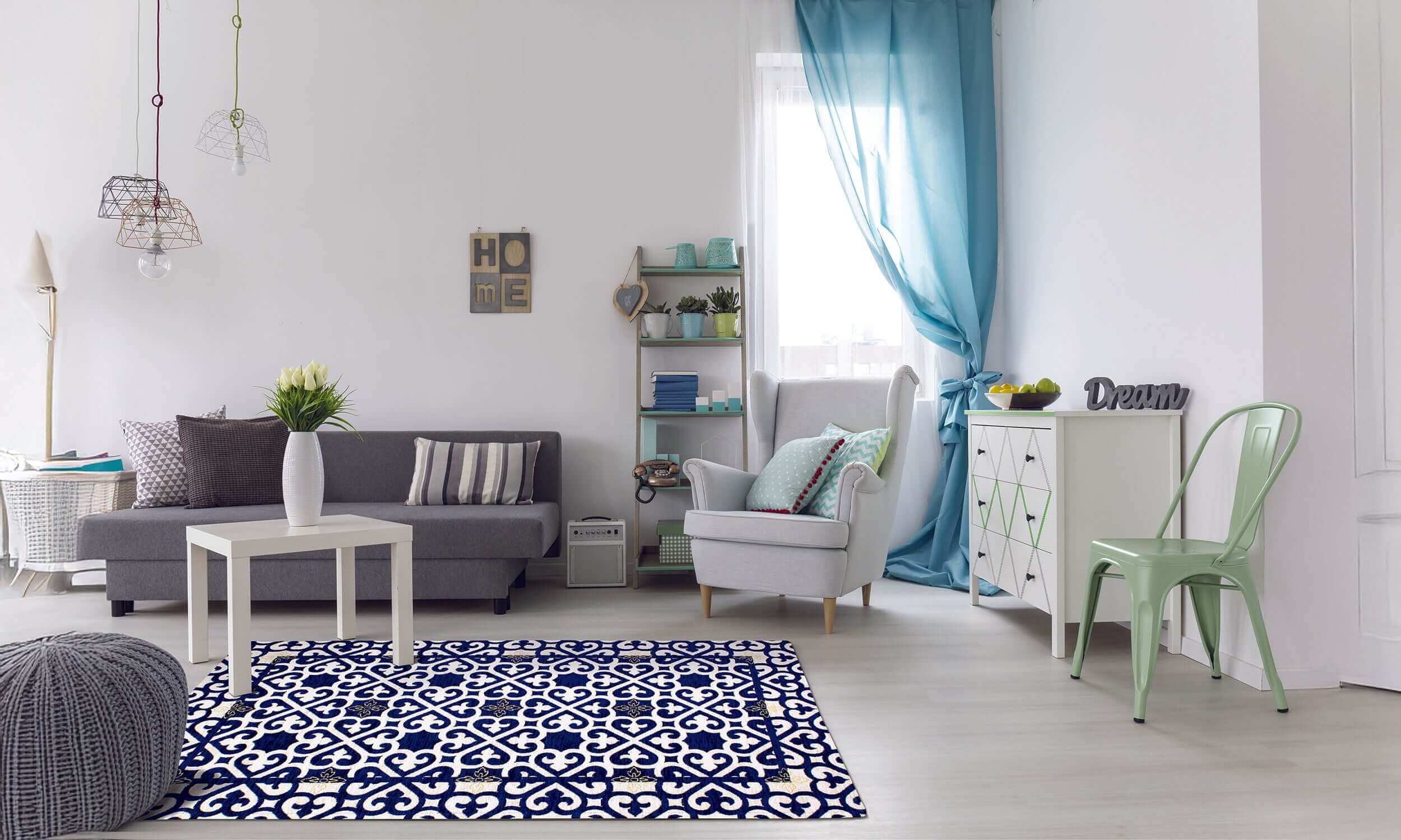 Tappeto moderno disegno arabesco blu e bianco in soggiorno elegante, complementa l'arredamento con stile.